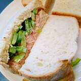 水煮缶の鮭とパプリカのサンドイッチ